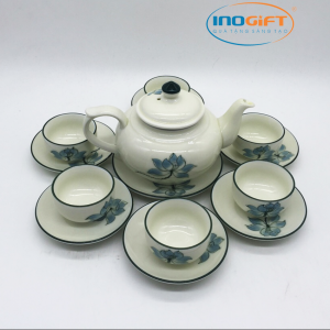 Những bông hoa sen xanh nổi bật trên nền men trắng sang trọng và đầy tinh tế