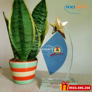 Biểu trưng pha lê cánh buồm đính sao trên đỉnh