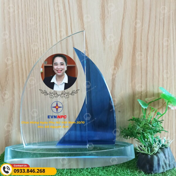 Biểu trưng pha lê in ảnh để bàn làm quà tặng 20/10.