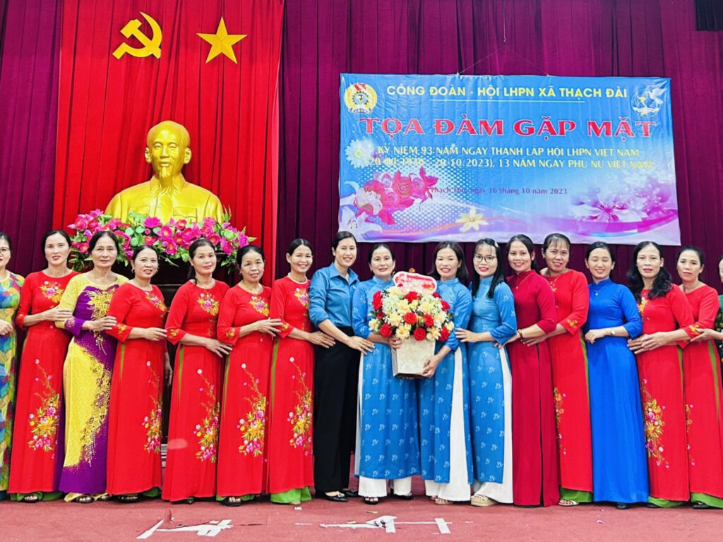 Đâu là món quà tặng 20/10 cho giáo viên nữ được ưa thích nhất?