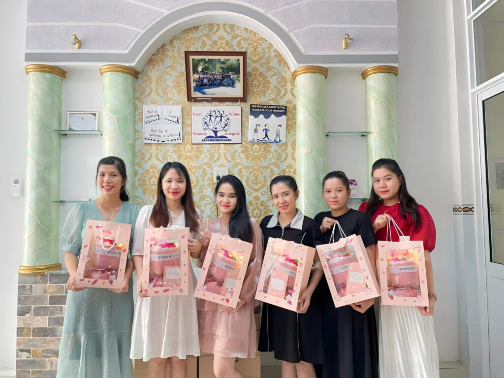 Quà tặng 20/10 cho nhân viên nữ công ty