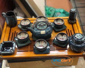 Bộ ấm chén men hoả biến nở hoa trong lòng chén