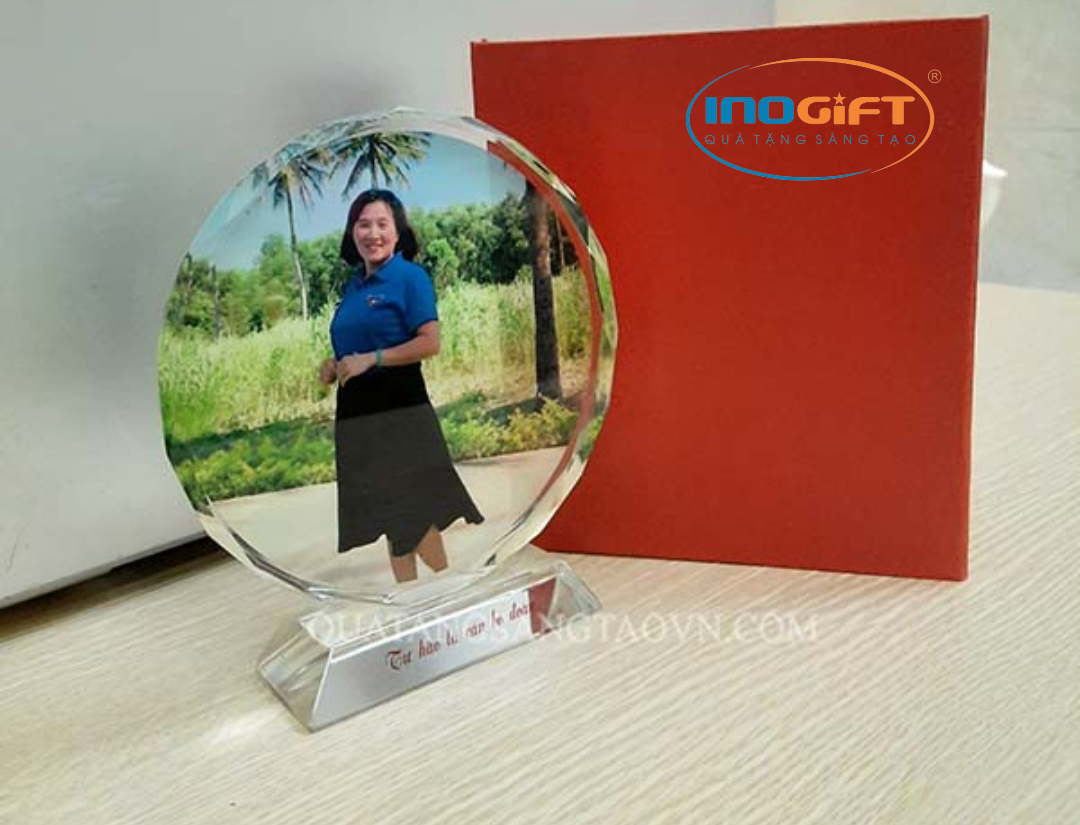 quà tặng 8-3 cho doanh nghiệp kỷ niệm chương in thông điệp