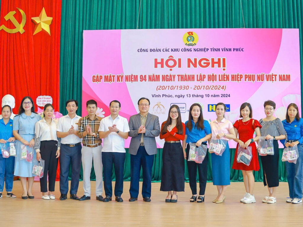 Công đoàn tặng quà 20/10 cho công nhân viên