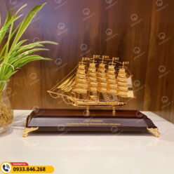 Mô hình thuyền buồm dát vàng tặng sếp