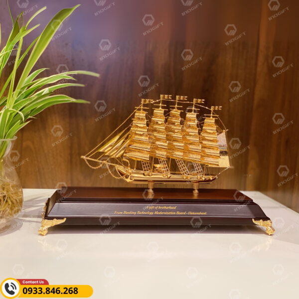 Mô hình thuyền buồm dát vàng tặng sếp