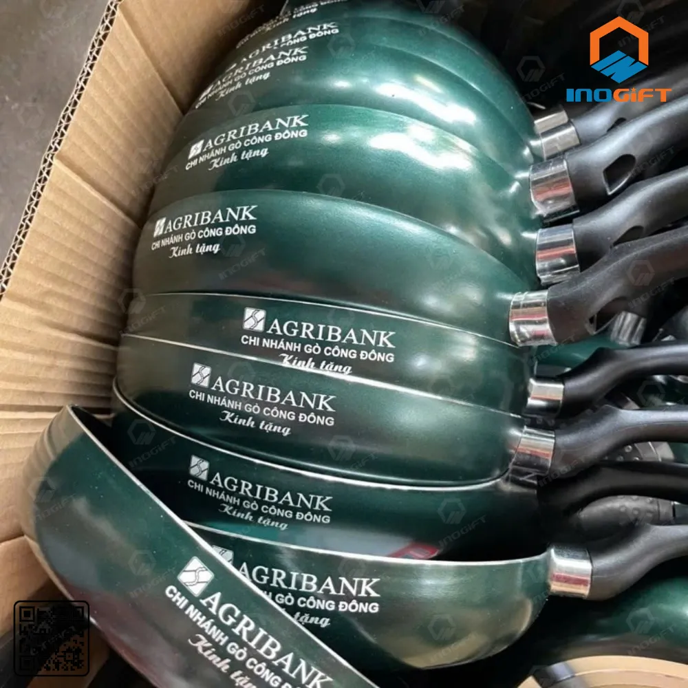 Các chảo chống dính Agribank Gò Công Đông xếp trong thùng