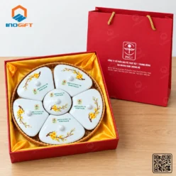 Khay đựng mứt sứ trắng họa tiết hoa mai vàng trong hộp quà đỏ