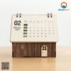 Lịch gỗ để bàn hình ngôi nhà với lịch tháng 2 năm 2027