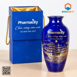 Lọ hoa sứ men xanh Pharmacity trang trí họa tiết vàng
