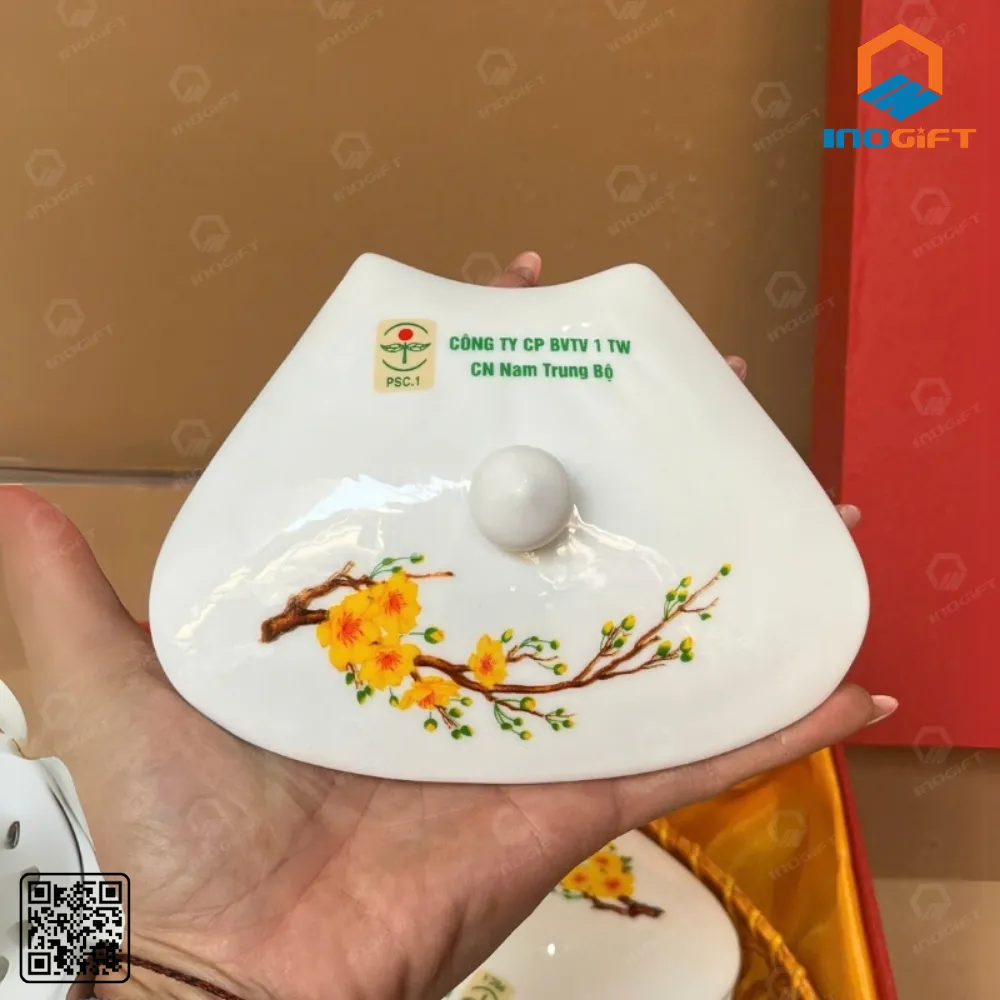 Nắp khay mứt sứ dáng cánh hoa trang trí hoa mai vàng